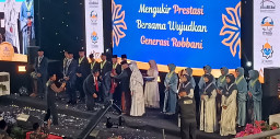 Wisuda ke 31 SMP - MA Bilingual Al Amanah Junwangi Cetak Generasi Unggul, Rektor UINSA Bakar Semangat Hadapi Medsos