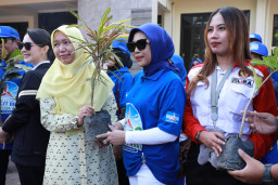 Gelorakan Sidoarjo ASRI, Wabup Mimik Idayana dan Arumi Bachsin Ajak Warga Budayakan Tanam Pohon