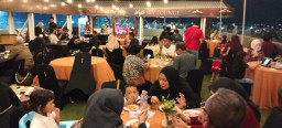 Baca juga : Sensasi Baru Nongkrong di Ketinggian Kota Delta, Wajik Sky Lounge Luminor Hotel Sidoarjo Resmi Dibuka untuk Umum