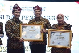 Siapkan Generasi Emas, Bupati - Ketua TP PKK Sidoarjo Raih Penghargaan Menteri Kependudukan dan Pembangunan Keluarga