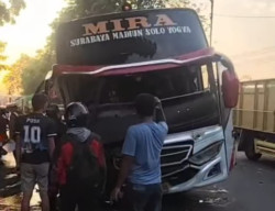 Baca juga : Adu Banteng Bus Mira Tabrak Toyota Innova dan Motor di Balongbendo Sidoarjo, 1 Tewas Terjepit 3 Terluka