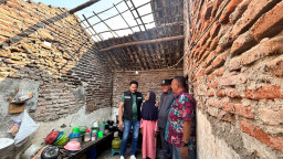 Sentuh Warga Prambon, Bupati Sidoarjo Tinjau Bedah Rumah dan Salurkan Bantuan Kursi Roda Bagi Warga Miskin di Pinggiran