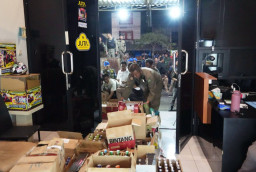 Kedok Toko Vape di Ruko Graha Kota Sidoarjo Jadi Gudang Miras Dibongkar Petugas, Razia Serentak Sita 1.696 Miras Ilegal