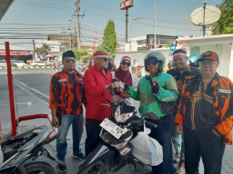 Semarakkan HUT RI, Pemuda Pancasila Sidoarjo Bagikan BBM Gratis Bagi Ojol dan Warga Kenakan Baju Perjuangan