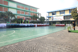 Baca juga : Sensasi Lintas Budaya HUT Ke 81 RI di Al Muslim Sidoarjo, 2 Guru Asal Romania Khidmat Hormat Bendera Merah Putih