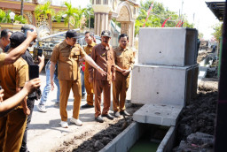 Lamban 4 Persen, Bupati Subandi Minta Proyek Betonisasi Tambakcemandi Sedati Digenjot Ditambah Alat Berat
