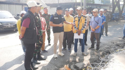 Deviasi Pekerjaan Capai 1,5 Persen, Bupati Subandi Semprit Kontraktor Proyek Betonisasi Jalan RPH Krian - Kemangsen