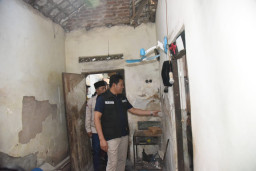 thumbnail Senyum Haru di Balik 3 Dinding Rumah Lapuk, Saat Bupati Subandi Sapa Warga Tarik yang Rindukan Hunian Layak dan Aman