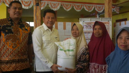 Kawal Penyaluran Bantuan Beras di Jabon, Bupati Subandi Pastikan Tepat Sasaran dan Kualitas Layak Konsumsi