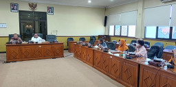 Baca juga : DPRD Sidoarjo Geram 3 Pejabat Penting Mangkir, Hearing Skandal Narkoba Oknum Pegawai PDAM Ditunda