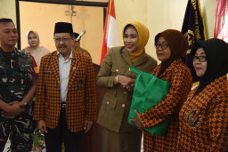 Sentuhan Hangat Pemkab Sidoarjo, Wabup Mimik Salurkan Bantuan 300 Janda Perintis Kemerdekaan dan Warakawuri