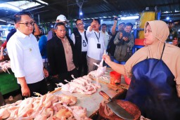 Pastikan Stok Aman, Pj Gubernur Jatim Tinjau Gudang Bulog Sidoarjo dan Harga Kebutuhan Pokok di Pasar Larangan