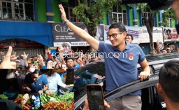 Sandiaga Uno Menyapa Pedagang Pasar Larangan Sidoarjo, Borong Sayuran