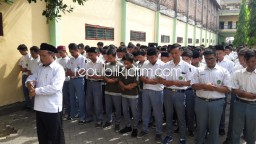Pelajar SMK dan SMA Swasta se Sidoarjo Gelar Doa Bersama dan Salat Gaib