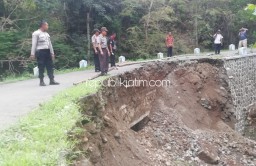 Diduga Kontruksi Rapuh, Plengseng Jalan di Badegan Ponorogo Ambrol Diterjang Hujan