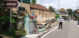 Pagar Rumah Ambruk Kena Proyek Perbaikan Jalan Rp 3,5 Miliar, Warga Porong Minta Pertanggungjawaban