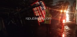 Tiang Listrik Ambruk, Anggota Polresta Sidoarjo Evakuasi Pohon Tumbang di Perlintasan KA
