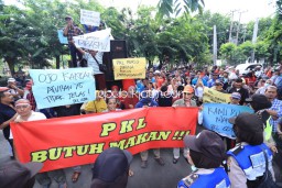 Ratusan PKL GOR Sidoarjo Luruk Dewan, Tuntut Pembukaan 4 Pintu Masuk