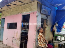 Warkop Mbah Sukarmi Beratap Terpal Usai Diterjang Angin Kencang