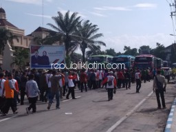 Desak Kesetaraan Gaji, 580 Perangkat Desa di Ponorogo Gruduk Istana Presiden