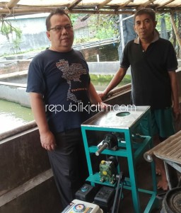 Abdimas Umsida Serahkan Bantuan Mesin Pakan Lele ke Peternak Ngoro