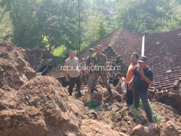Longsor Hancurkan Rumah Warga Bungkal Ponorogo