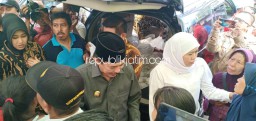 Gubernur Jatim Gelontor Beras Dan Gula Murah di Pasar Tanggulangin