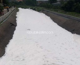 Diduga Dampak Limbah Industri, Sungai Dam Sumput di Sidoarjo Jadi Lautan Busa