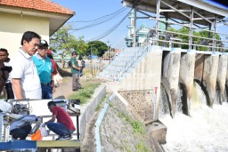Plt Bupati dan DLHK Sidoarjo Ajak BBTKLPP Ambil Sampel Aliran DAM Sumput Sidoarjo