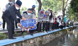 Sungai Sekitar Pendopo Sidoarjo Ditebari 1.000 Ikan, Boleh Dipancing Syaratnya Punguti Sampah