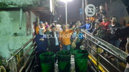 Pantau Bersih-Bersih Sungai Buntung, Gubernur Jatim Temukan Ular Piton 5 Meter
