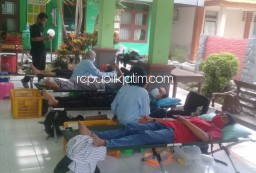 Puluhan Pendonor Ramaikan Donor Darah di Terik Krian