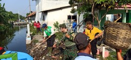 Tim Tanggap Bencana Bersihkan Sungai Pemicu Banjir di Tanggulangin