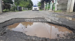 Jalan Antar Kecamatan Tarik - Prambon Dipenuhi Kubangan, Dikeluhkan Warga