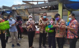 Digelontor Sembako dan Ratusan Seng, Pedagang Pasar Balongdowo Terima Kasih Atas Kepedulian BHS
