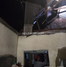Belasan Rumah Warga Krembung Diterjang Angin Puting Beliung