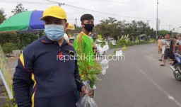 Kampanyekan Cinta Lingkungan, Siswa dan Guru SMK YPM 11 Wonoayu Bagikan 1.125 Pohon Gratis
