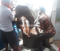 Sarni Ditemukan Tewas Mengapung di Dalam Sumur Rumahnya