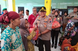 Kapolresta Sidoarjo Beri Bantuan Ribuan Paket Sembako untuk Korban Banjir Tanggulangin