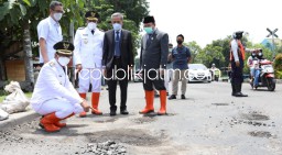 Berpakaian Resmi, Gus Muhdlor - Subandi Perintah Dinas PUBM dan SDA Tambal Lubang Jalur Lingkar Barat Sidoarjo