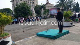 Pimpin Apel Kerja Bakti Bersihkan Selokan, Bupati Ponorogo Pakai Sandal Jepit
