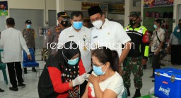 Giliran Ratusan Pedagang Pasar di Sidoarjo Mulai Divaksin Perdana