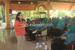 Ratusan Anggota PKK Sidoarjo Diajari Psikolog Mengasuh Anak yang Baik