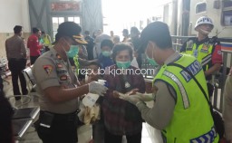 Petugas Polresta Sterilkan Stasiun KA Sidoarjo dari Penyebaran Virus Corona