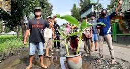 Jalan Rusak Parah Tak Segera Diperbaiki, Warga Kedungbocok Tarik Tanam Pisang