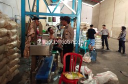 Darurat Virus Corona, Anggota Polresta Sidoarjo Pantau Pasar dan Gudang Sembako
