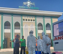 Petugas Gabungan Semprot Disinfektan Masjid NU Ponorogo