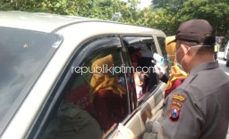 Tekan Penyebaran Covid-19, Satgas Periksa Para Pengguna Jalan di Perbatasan Ponorogo - Trenggalek