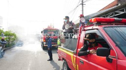 Tangkal Corona, Semprotkan Disinfektan di Jalan Protokol, Bubarkan Kerumunan Warga di Warkop