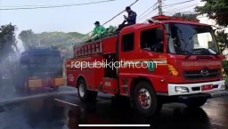 Polresta Sidoarjo Bersama Instansi Lain Semprot Massal Jalan Protokol dan Terminal Bungurasih